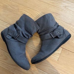 Gray size 7 ankle boots with buckle